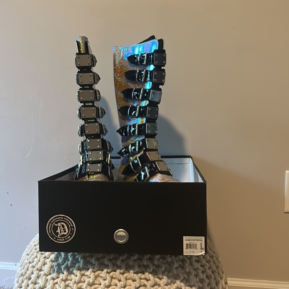 Boots - Picture 4 of 7